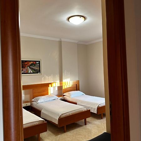 Ami Apartament Vlore Bagian luar foto