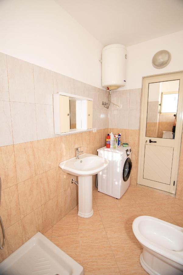 Ami Apartament Vlore Bagian luar foto