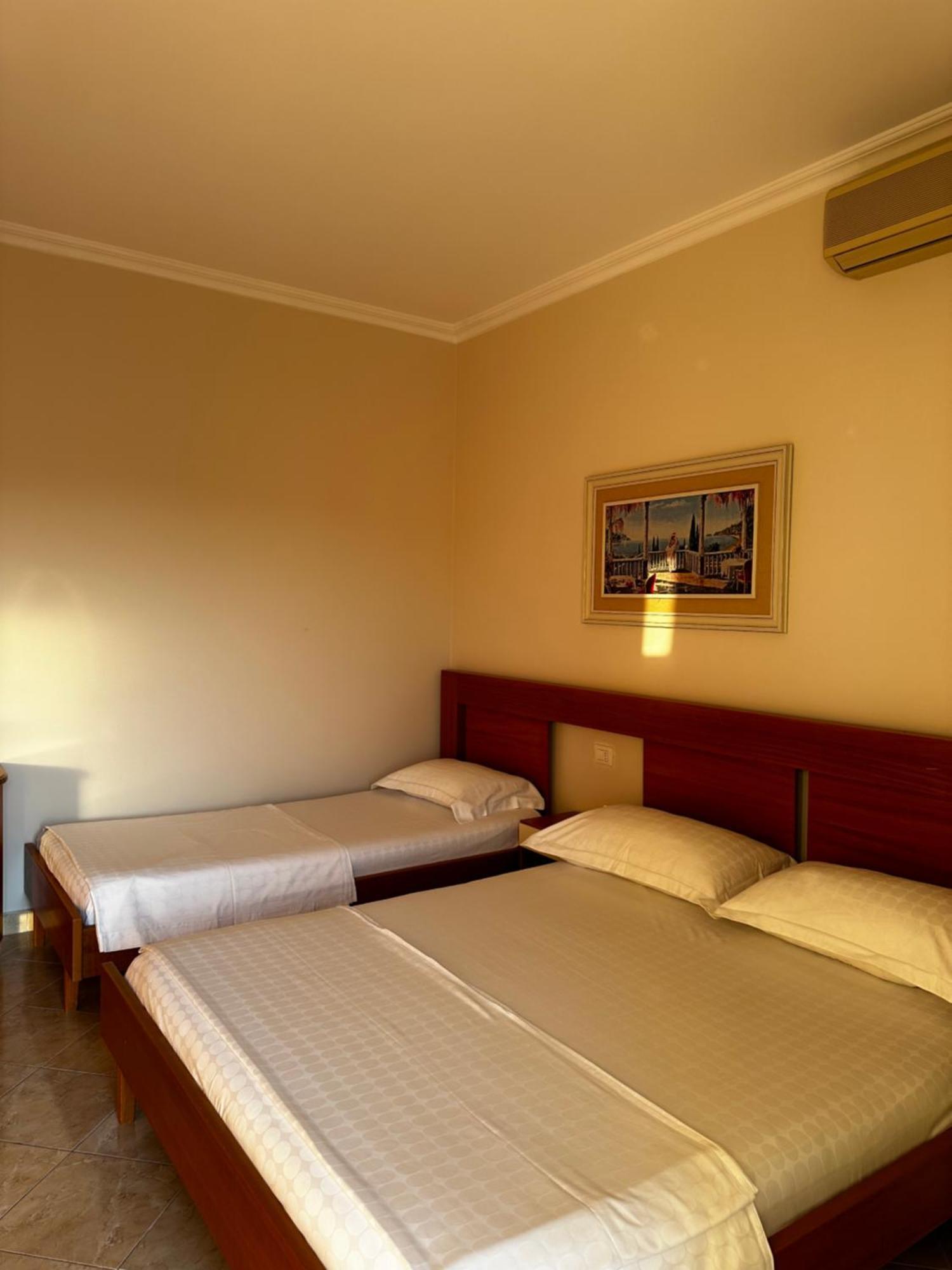 Ami Apartament Vlore Bagian luar foto